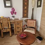 Homestay szállás La Serenite Balinaise, Et Sdb Privee, Jardin , Piscine En Saison, Pres De Chantilly, Parc Asterix Et Cdg Et Paris En 20' Orry-la-Ville
