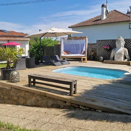 Homestay szállás La Serenite Balinaise, Et Sdb Privee, Jardin , Piscine En Saison, Pres De Chantilly, Parc Asterix Et Cdg Et Paris En 20' Orry-la-Ville